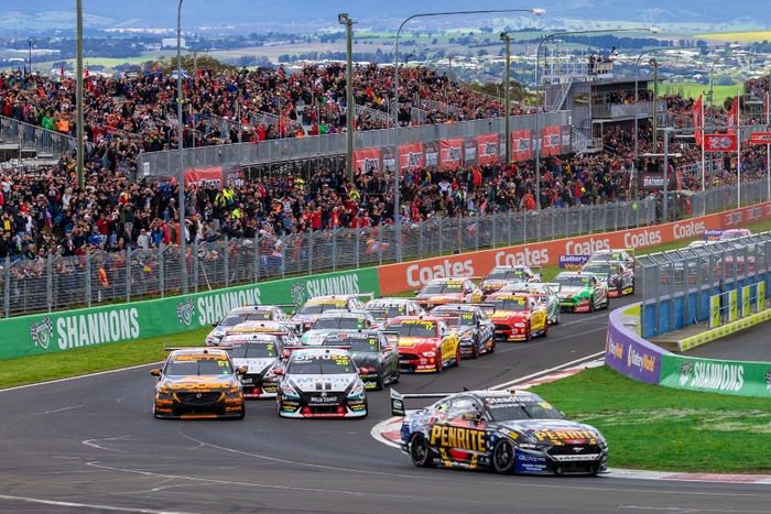 Balap V8 Supercars di Mount Panorama, 'pesta rakyat' penggemar balap mobil di Australia.