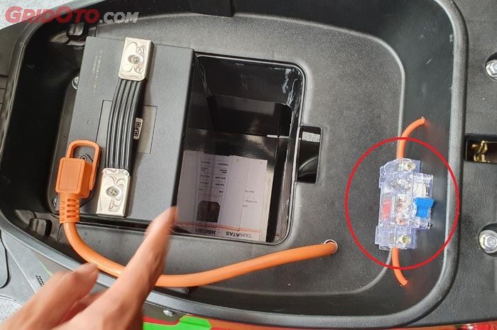 Saklar mini circuit breaker (MCB) pada motor listrik 