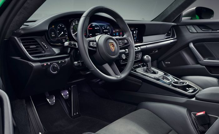 Porsche 911 Carrera T hadir dengan transmisi manual 7-percepatan standar.