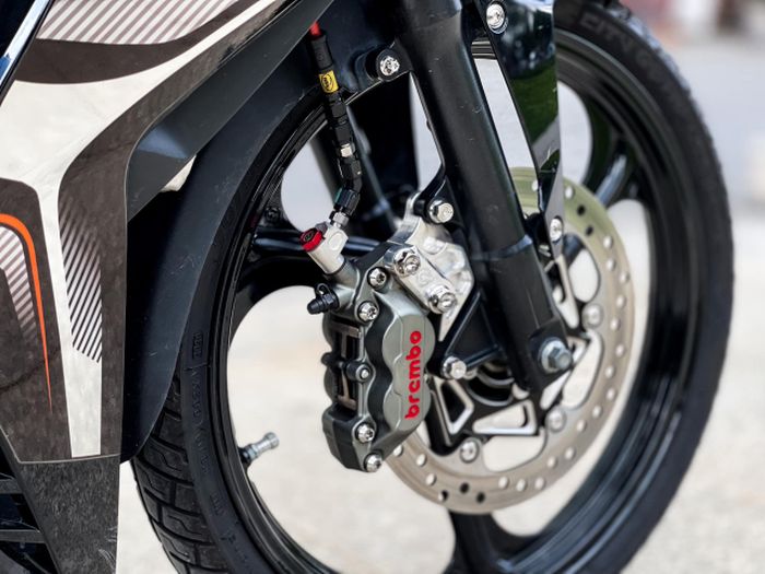 Kaki-kaki pakai pelek palang tiga dan pengereman baru