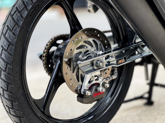 Rem belakang diupgrade dan swingarm pakai produk Magic Boy