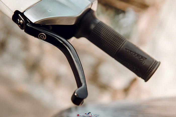 Tuas rem belakang pakai produk Kohken dan bertuas Brembo