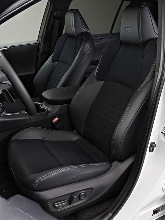 Interior RAV4 GR Sport juga dapat sports seat berlogo GR.