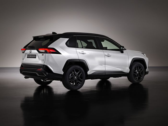 Toyota RAV4 GR Sport hadir dalam varian Hybrid dan PHEV dengan sentuhan sporty spesial.