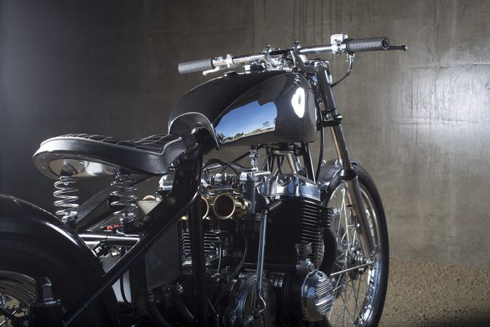 Tangki dibuat lebih ke depan dan dipadukan dengan jok kustom baru