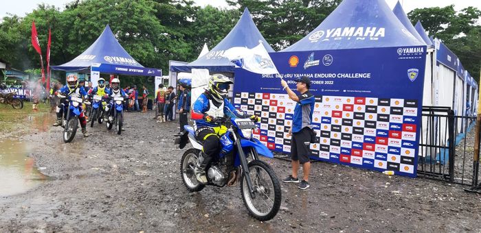 Suasana pelepasan peserta Yamaha Enduro Challenge, tetap gaspol walau hujan deras.