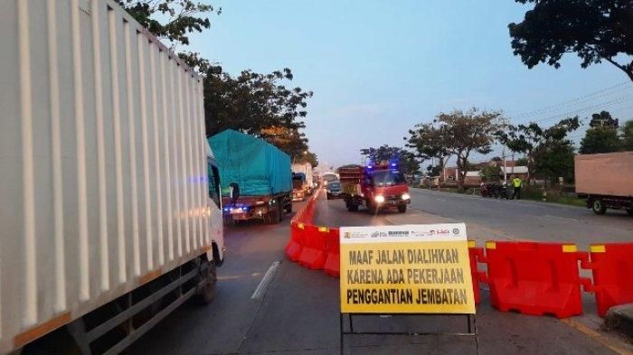 Kemacetan jalur pantura Demak, Jawa Tengah karena perbaikan jembatan Wonokerto sebabkan kerugian ratusan miliar