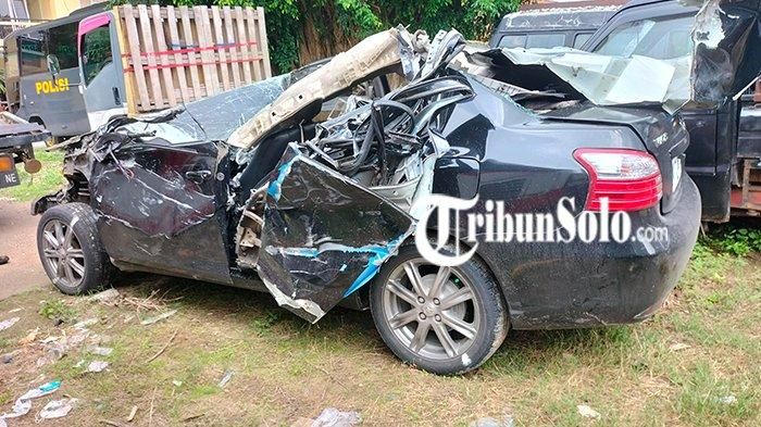 Kondisi bodi Toyota Vios yang terlibat kecelakaan di Tol Solo-Ngawi.