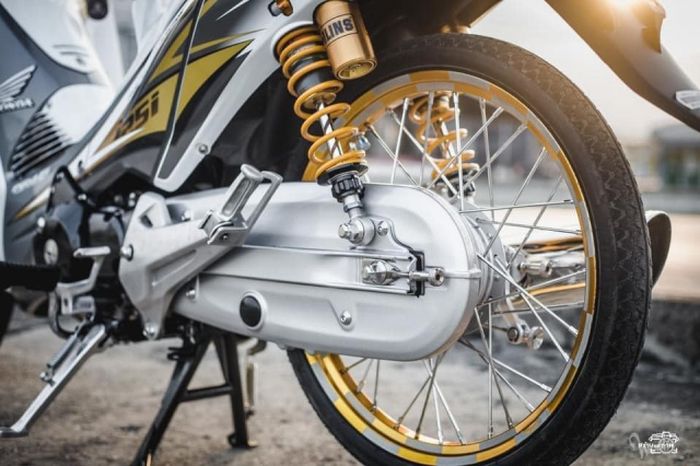 Suspensi belakang pakai shock Ohlins