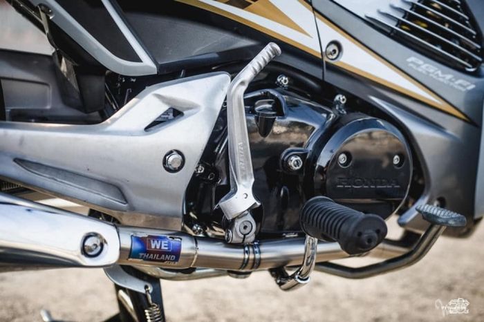 Sektor mesin diberi leher knalpot titanium