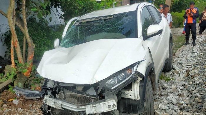 Honda HR-V koprol sejauh delapan meter setelah ditebas KA U85B Sri Relawangsa, anggota TNI patah tulang, calon istri luka wajah di desa Serba Jadi, Sunggal, Deli Serdang, Sumatera Utara