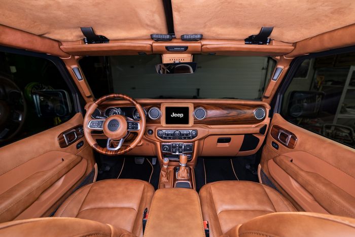 Kombinasi warna coklat dan aksen kayu bikin elegan kabin modifikasi Jeep Wrangler JL 