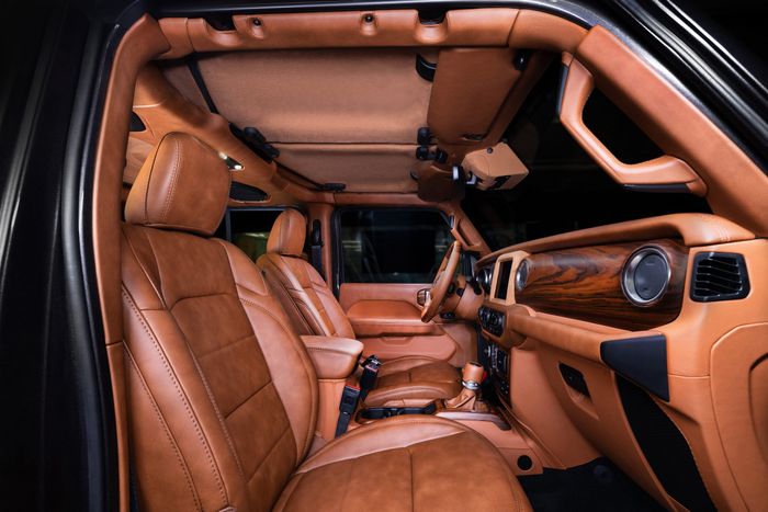 Kemasan kabin retro modifikasi Jeep Wrangler JL dengan dominasi kulit coklat