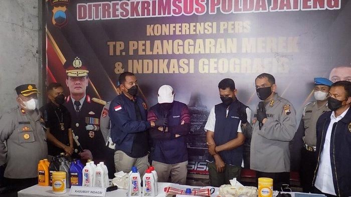 Ditreskrimsus Polda Jateng grebek sindikat pemroduksi dan penjual oli palsu di Jalan Kayumanis nomor 10 Kuningan Semarang Utara.