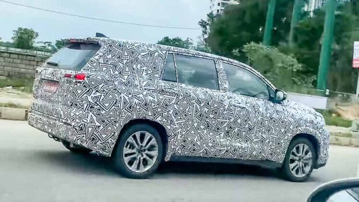 Diduga Toyota Kijang Innova Hybrid sedang dites jalan di India 
