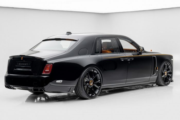 Modifikasi Rolls-Royce Phantom tampil misterius dengan jubah hitam dan part karbon