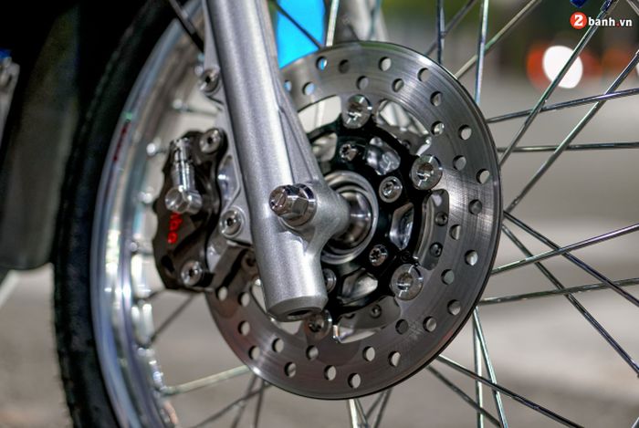 Kaki-kaki mendapatkan pelek Excel dan pengereman berkaliper Brembo