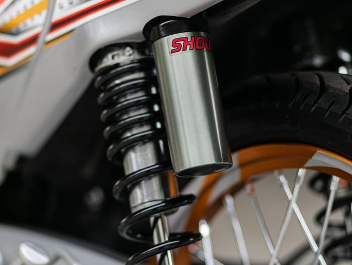 Suspensi belakang pakai shock Showa