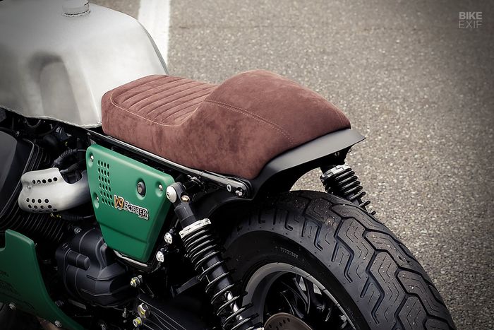 Untuk bagian buritan dipasangi jok coklat yang elegan