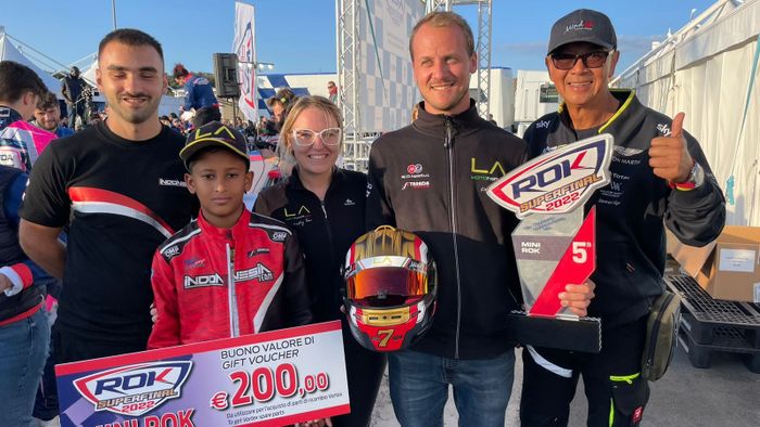 Qarrar (pakai baju merah) bersama anggota tim LA Motorsport