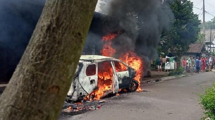 Toyota Avanza milik Paidi jadi rongsokan setelah terbakar di tepi jalan desa Sruwen, Tengaran, Kabupaten Semarang, Jawa Tengah