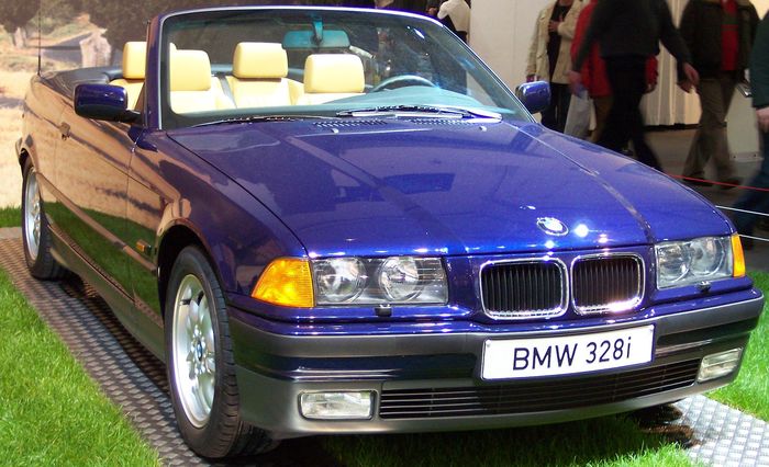 Grill pre-facelift pada BMW Seri 3 generasi E36 lebih tipis bingkai kromnya