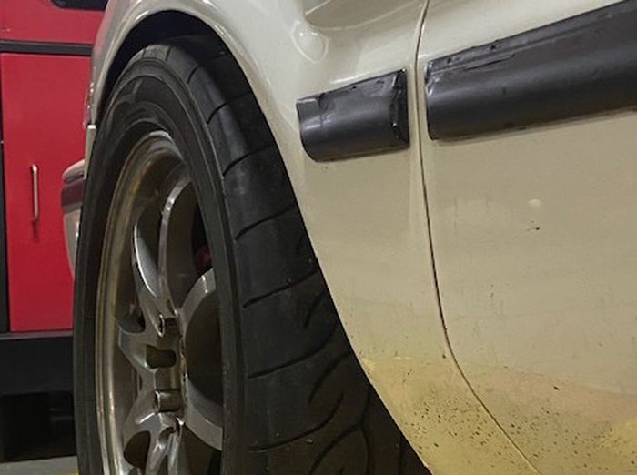 Pemakaian spacer bisa untuk mengatur fitment roda agar sejajar dengan fender mobil.