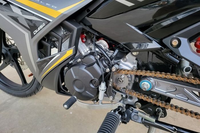 Bagian mesin diupgrade memakai blok silinder IKK dan sistem quick shifter