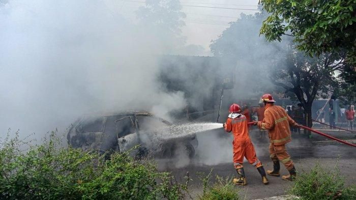 Proses pemadaman api yang membakar Toyota Avanza di desa Sruwen, Tengaran, kabupaten Semarang, Jawa Tengah