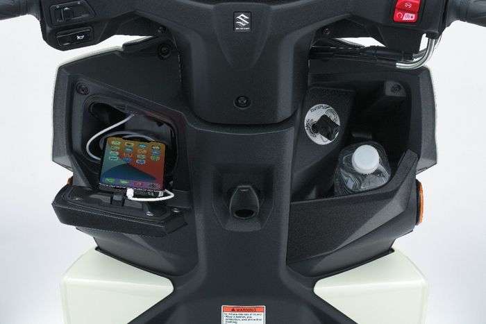 Ruang penyimpanan Suzuki Avenis 125 di bagian depan, sudah dibekali USB socket juga