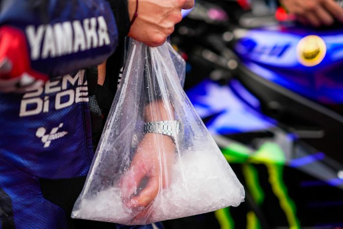 Usai finish di MotoGP Malaysia 2022, jari Fabio Quartararo direndam ke es batu