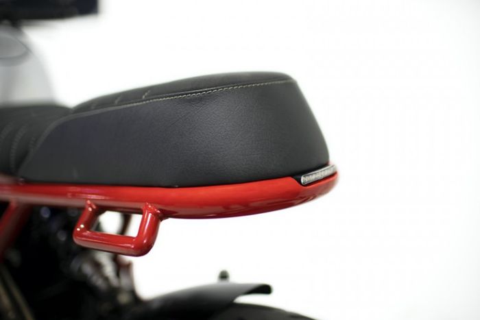 Subframe dirombak lalu dipasangi jok dan stoplamp minimalis