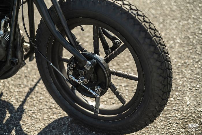 Kaki-kakinya mendapatkan garpu springer dan pelek kustom yang artistik