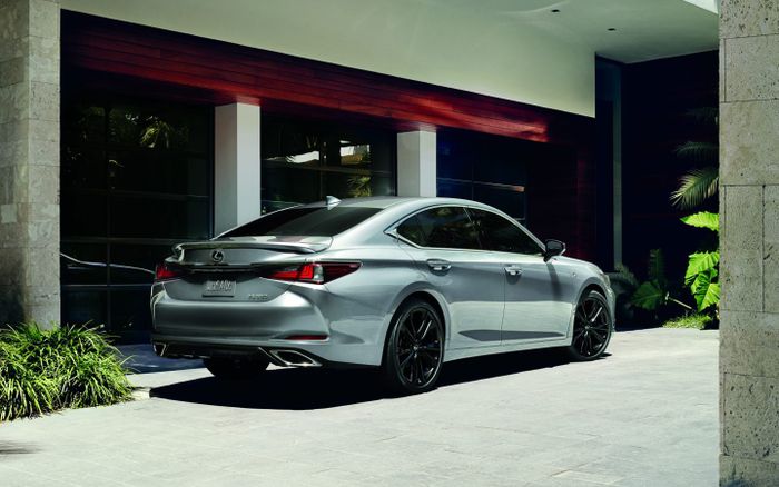 Lexus ES juga tersedia dalam versi F Sport Design dan F Sport Handling.