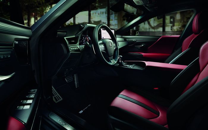Lexus ES model 2023 dapat konsol tengah baru.