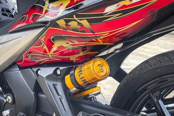 Suspensi belakang pakai shock Ohlins