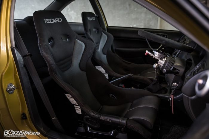 Tampilan kabin modifikasi Honda Civic Ferio dikemas lebih sporty