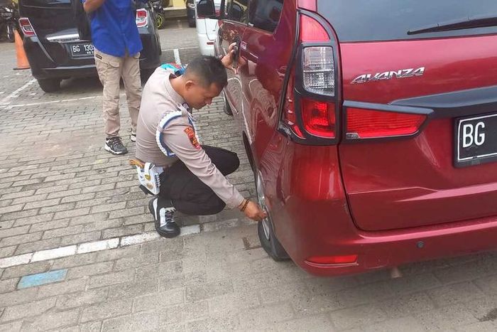 Empa mobil anggota Polisi Polrestabes Palembang digembosi dan ditilang Provost