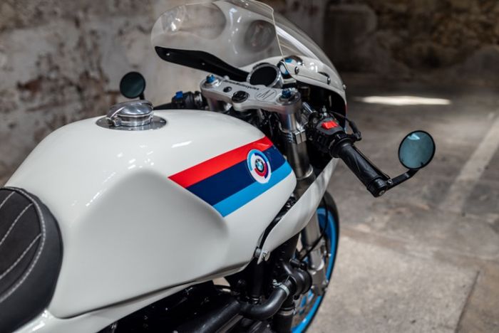 Tangki bawaan dipadukan dengan kokpit minimalis