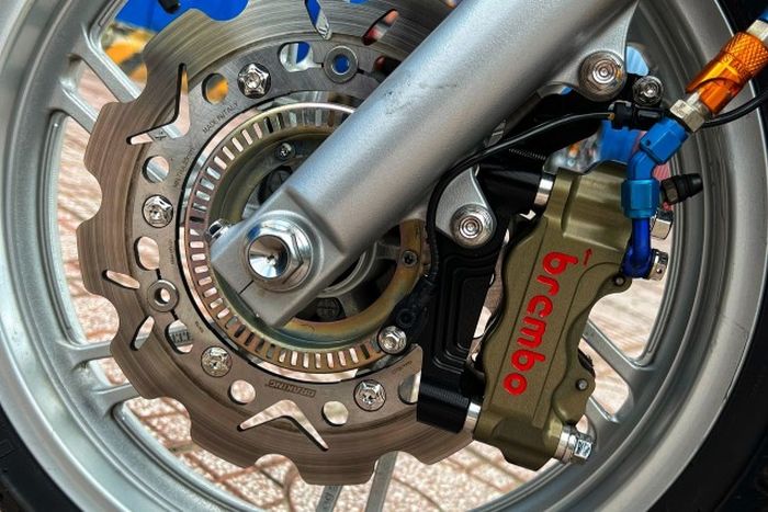 Kaki depan diberi upgrade kaliper Brembo dan cakram Braking