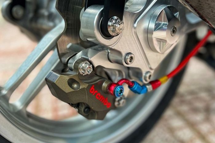 Rem belakang diberi kaliper Brembo dua piston dan cakram Braking