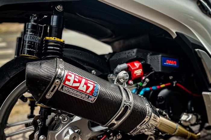 Suspensi belakang pakai shock Nitron dan mesinnya dipasangi knalpot Yoshimura karbon