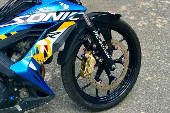 Kaki depan mendapatkan kaliper Brembo empat piston