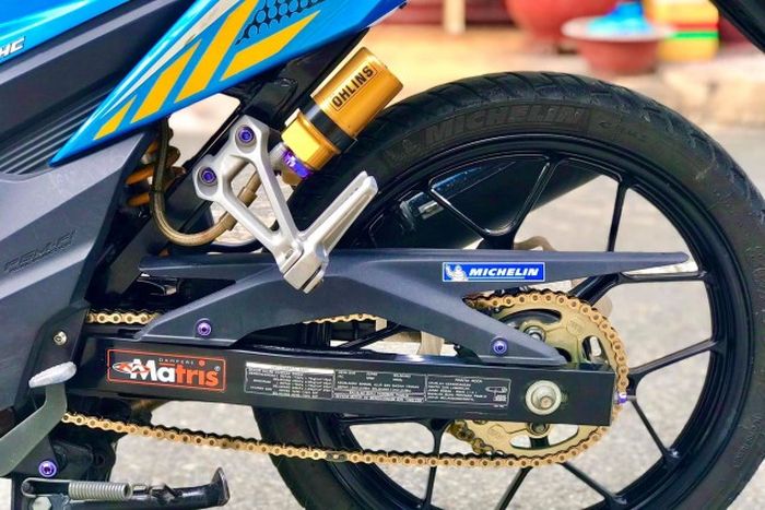 Suspensi belakang diganti dengan shock Ohlins