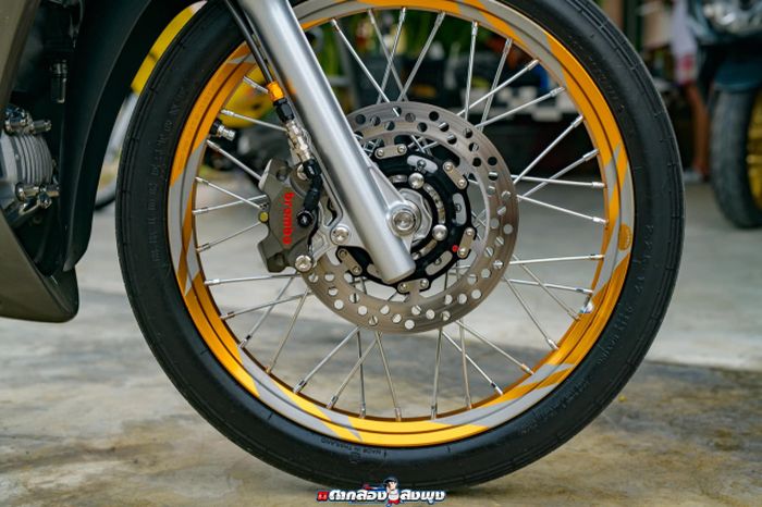 Pelek Akront dan pengereman baru memberi tampilan berbeda pada kaki-kakinya