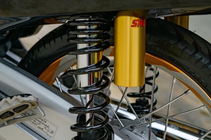 Suspensi belakang diganti dengan shock Showa