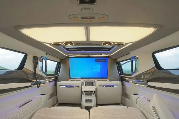 Sepasang captain seat dan TV besar di kabin mewah modifikasi KIA Carnival