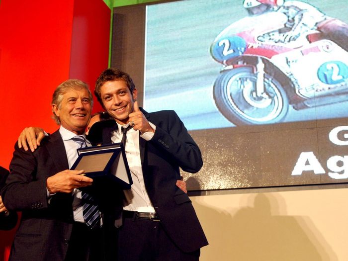 Giacomo Agostini berpose bareng Valentino Rossi