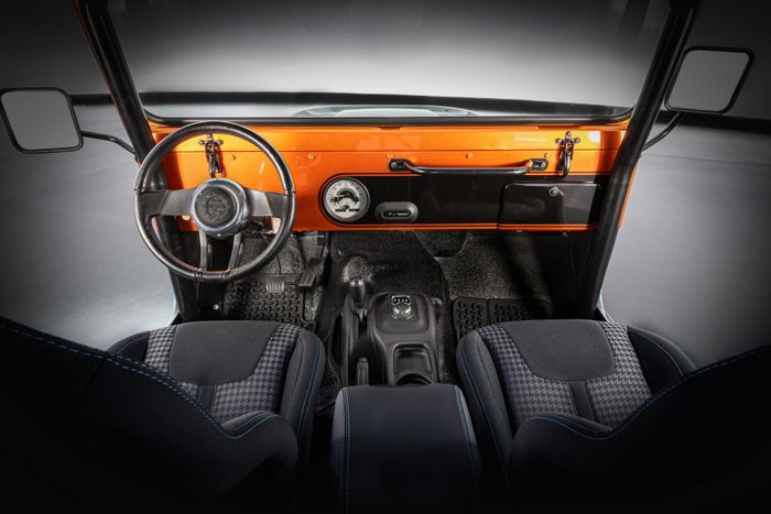 Interior Jeep CJ Surge.