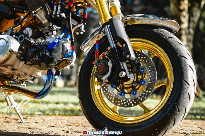 Kaki-kaki mendapatkan pelek Over Racing dan pengereman mewah